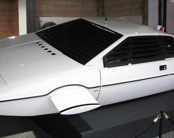 Lotus_Esprit_(The_Spy_Who_Loved_Me)_left-front_National_Motor_Museum,_Beaulieu